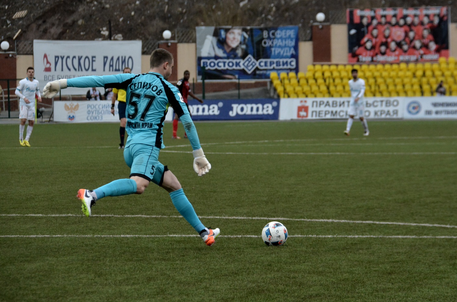 «Спартак» и «Зенит» борются за вратаря «Амкара» Александра Селихова