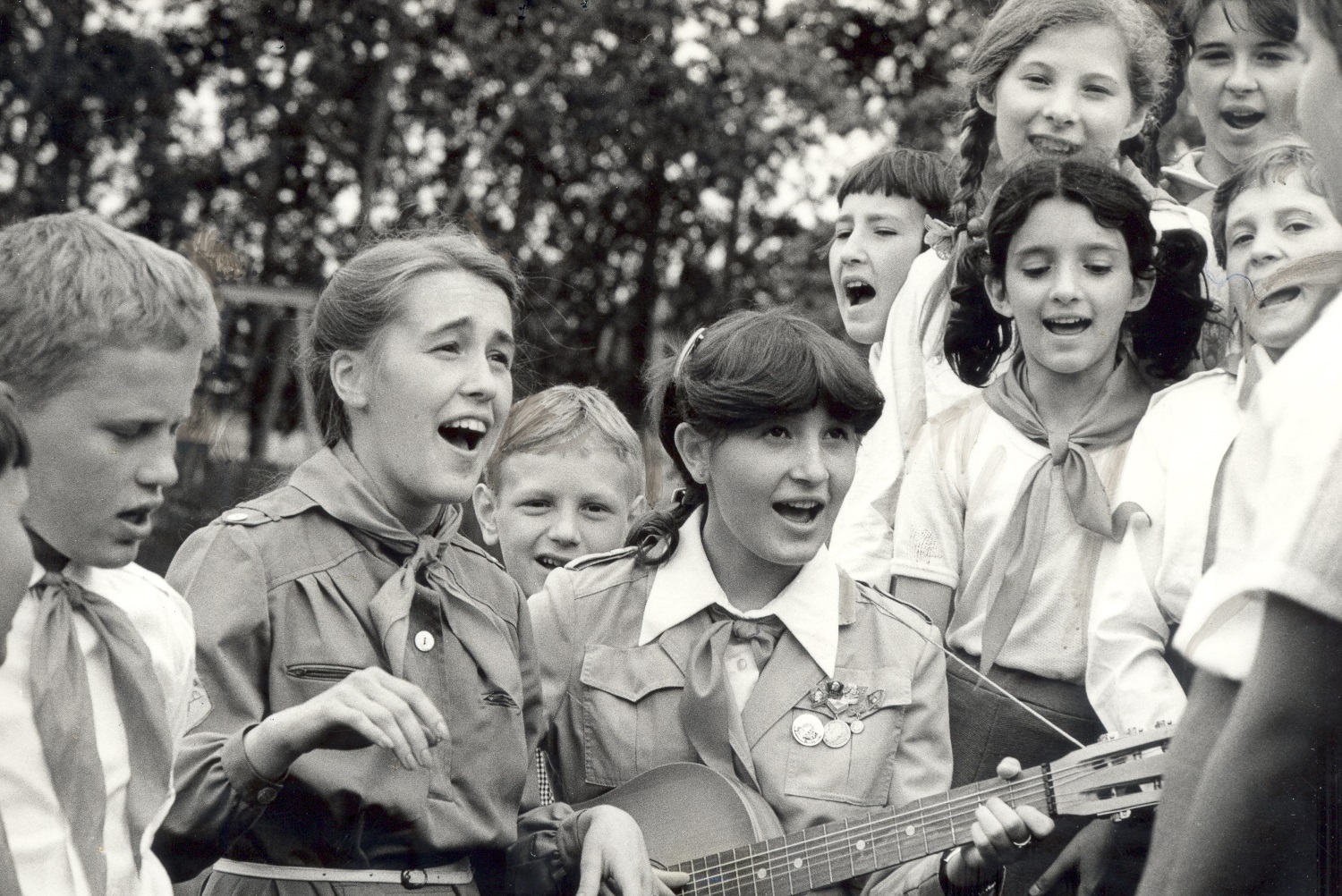 Пионеры там идут. Пионерский лагерь СССР 1970е. Пионерлагерь Пионерский костер СССР. Советские пионеры в лагере. Советские дети поют.