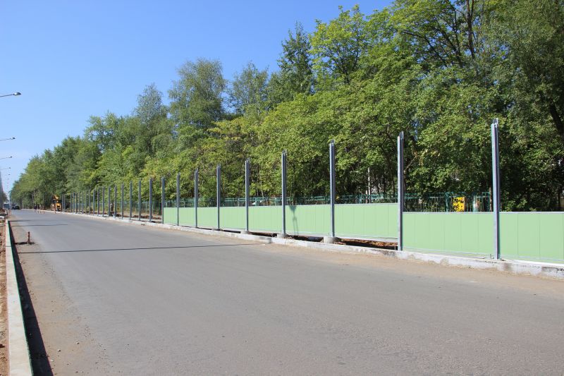 В Перми на улице Макаренко устанавливают шумозащитный экран