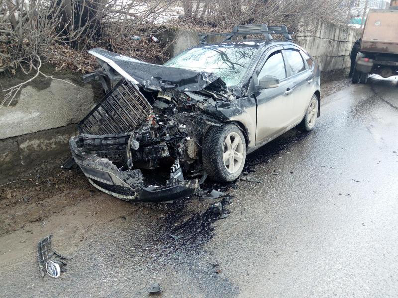 В Прикамье водитель легковушки пострадал в ДТП с грузовиком