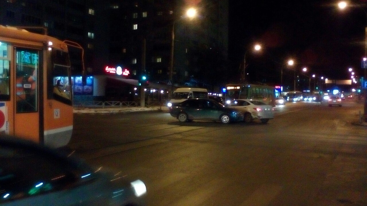 В центре Перми произошло ДТП на трамвайных путях