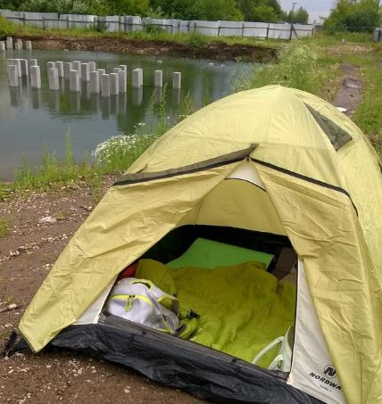 В Перми пайщица поселилась в палатке у котлована своего недостроенного дома