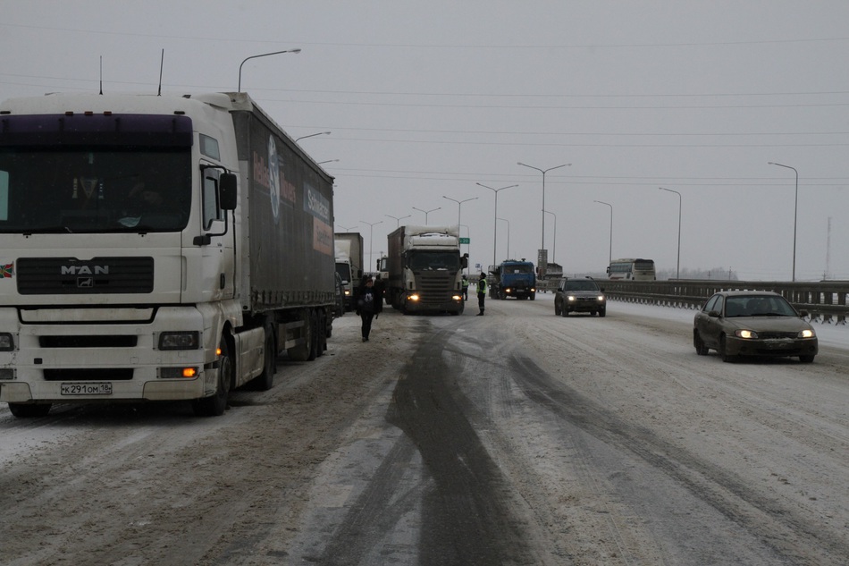 Пермские дальнобойщики создали пробку длиной в несколько километров