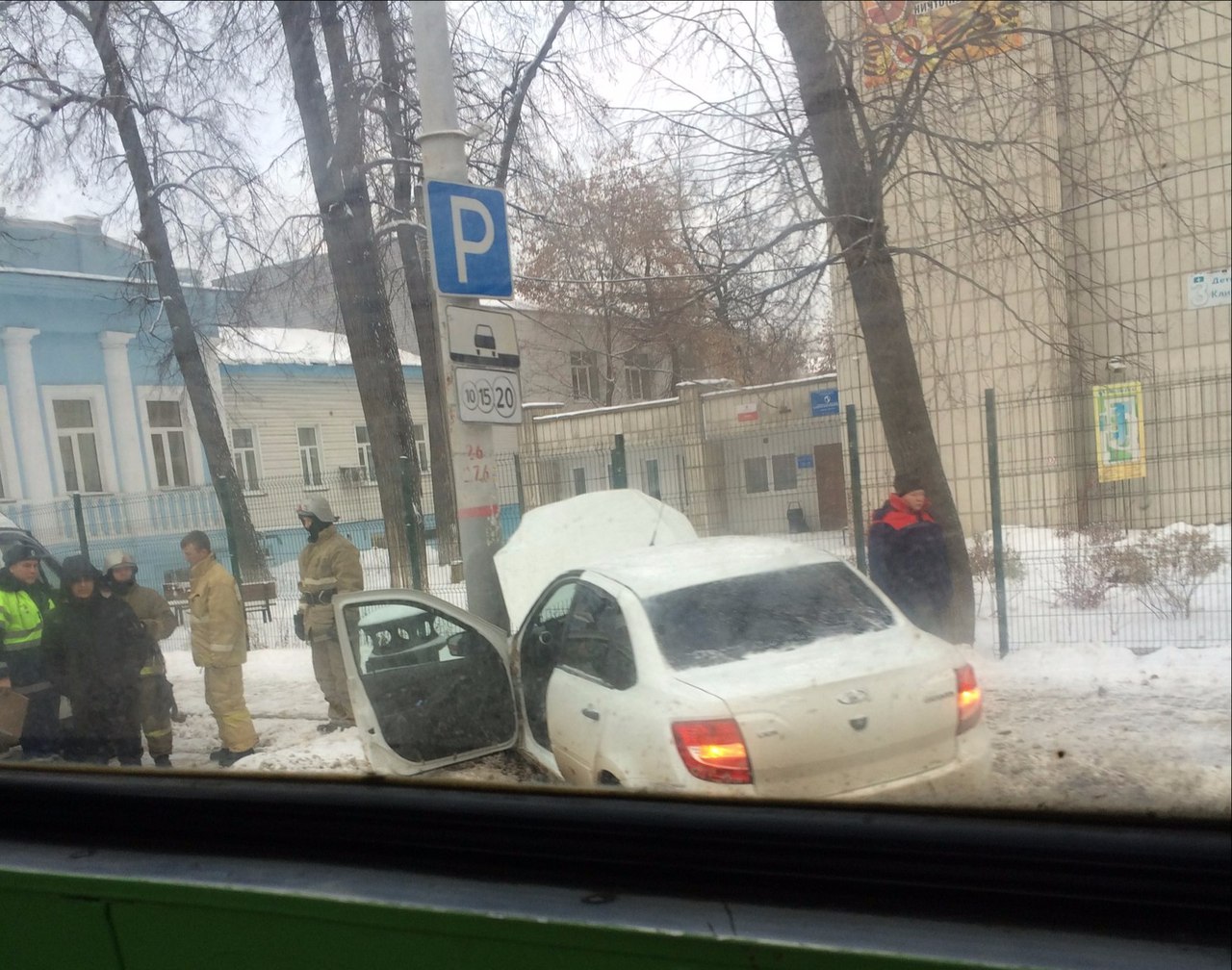 На ул. Ленина легковой автомобиль выехал с проезжей части