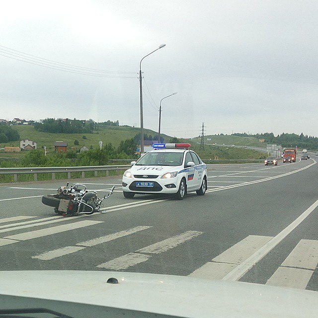 На трассе Пермь-Березники произошло две аварии. Горит автомобиль