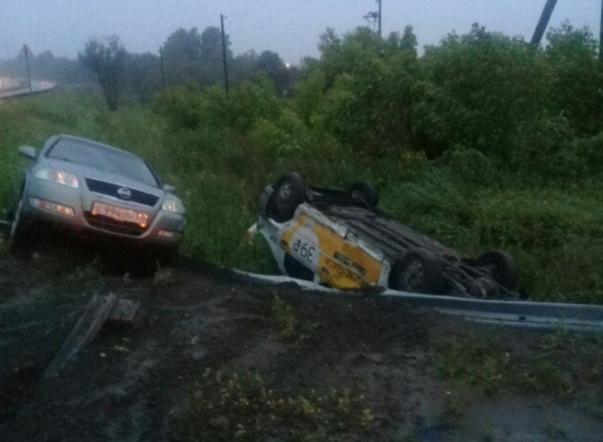 В Перми такси попало в ДТП: автомобиль перевернулся на крышу и оказался в кювете
