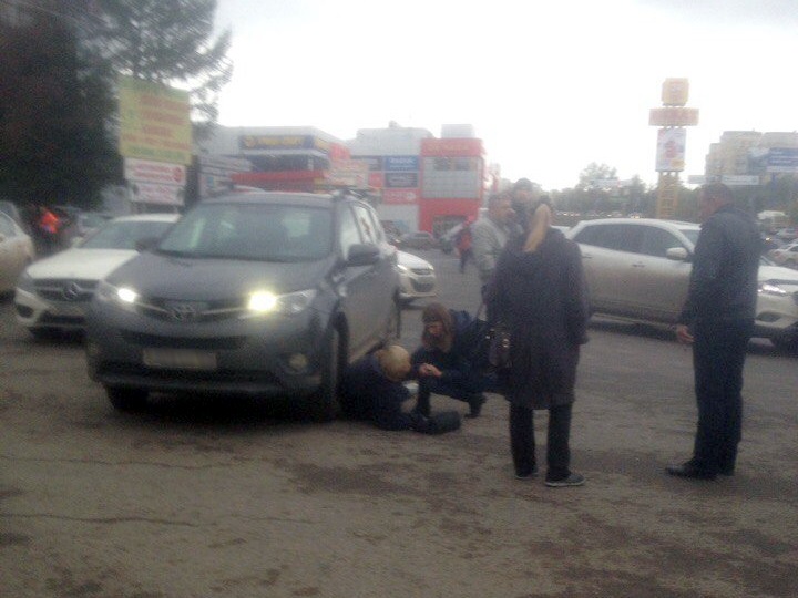 В Перми возле ТЦ «Бирюса» женщина попала под колеса иномарки