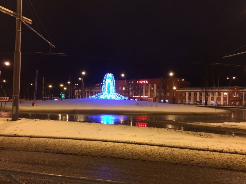В Перми на развязке улиц Героев Хасана и Хлебозаводская установлен светодиодный «фонтан»
