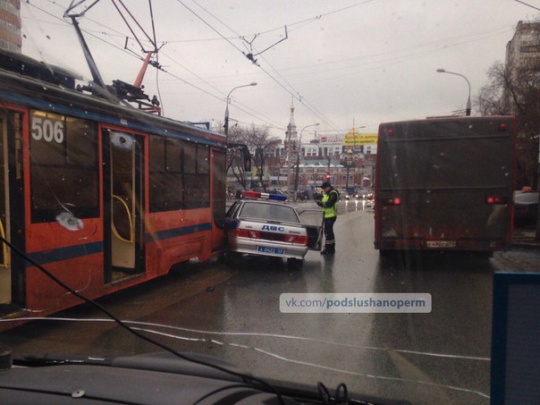 В центре Перми произошло ДТП с участием трамвая и автомобиля ДПС