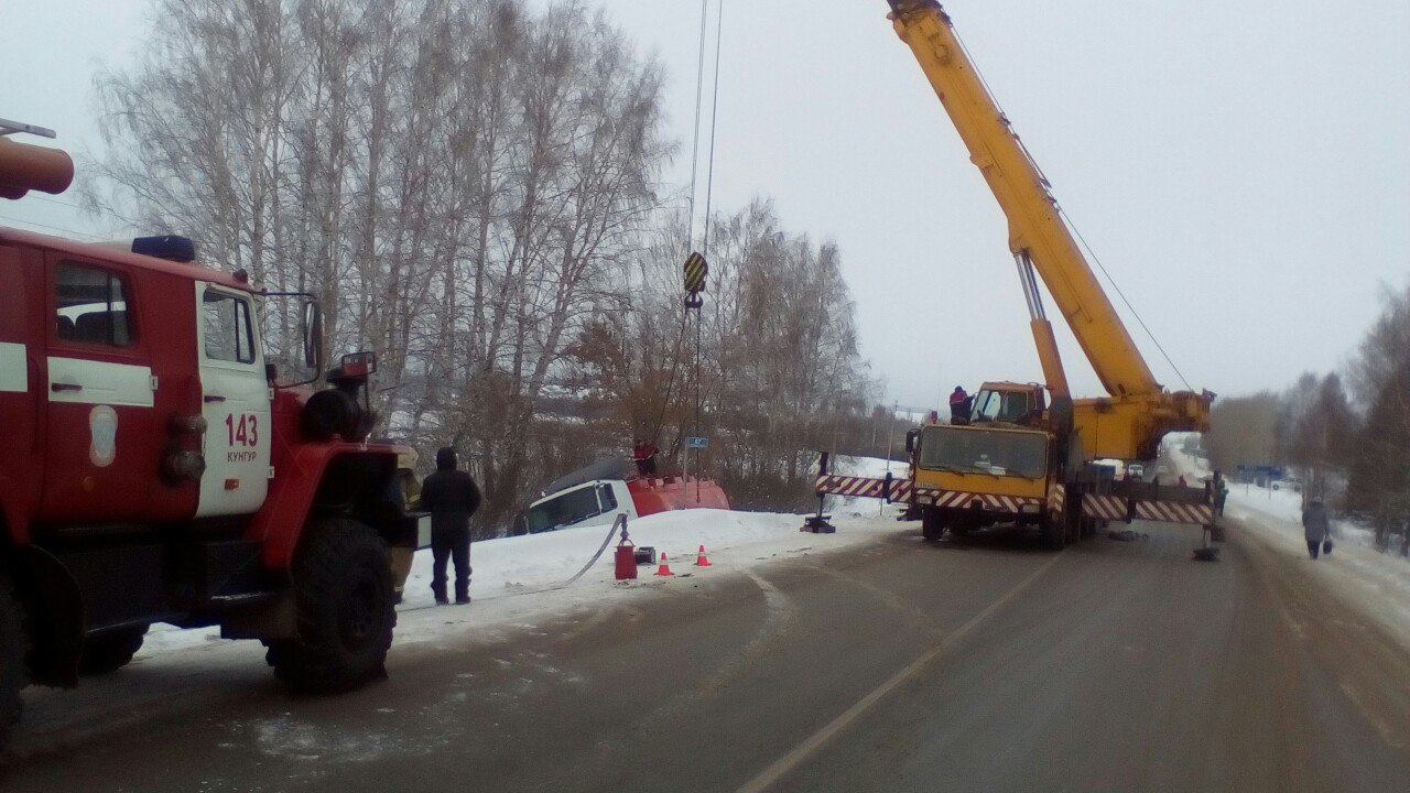 На трассе Пермь-Кунгур грузовик улетел в кювет