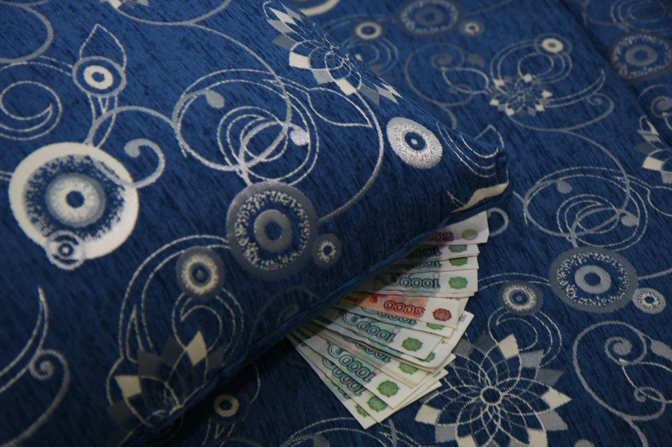 Пермяки хранят деньги под подушкой