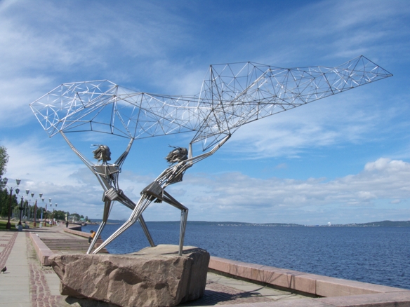 Александр Жунев рисует масштабное граффити по мотивам карело-финского эпоса