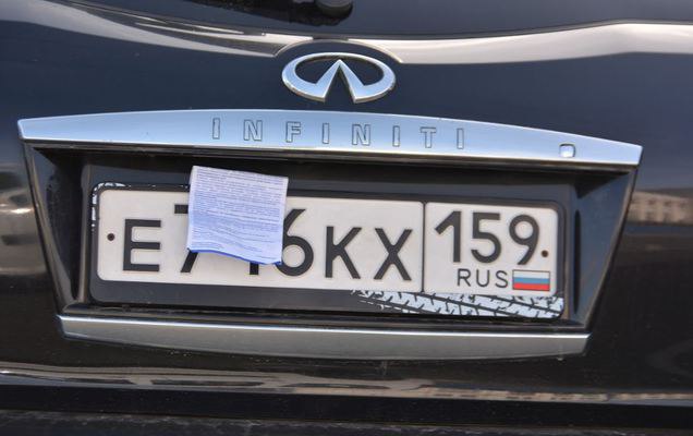 В Перми появился патрульный, убирающий бумажки с машин на платных парковках