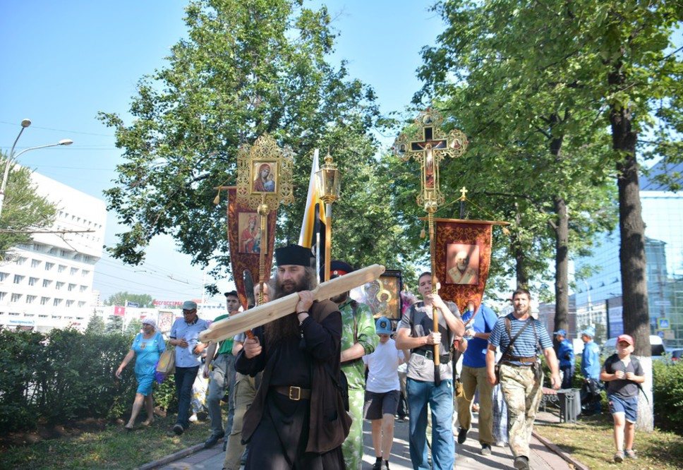 ​2,5 тысячи пермяков отправились в Крестный ход на Белую Гору