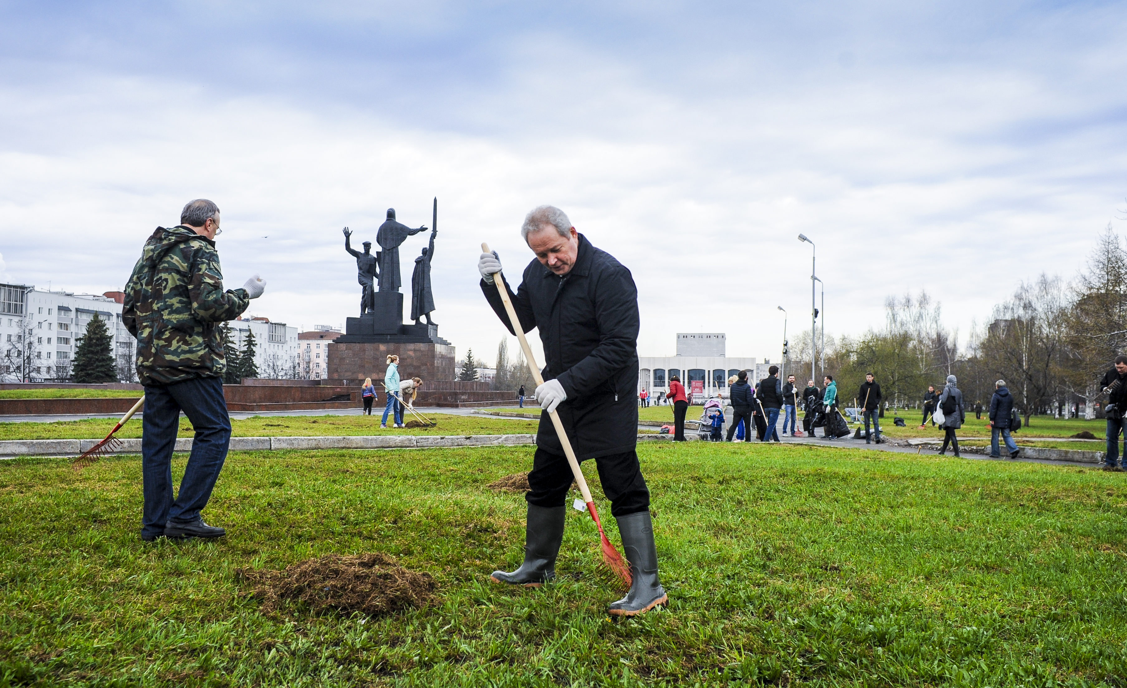 Губернатор Виктор Басаргин принял участие в общегородском субботнике