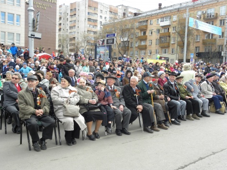 Зрителям парада Победы на Октябрьской площади организаторы советуют одеваться теплее