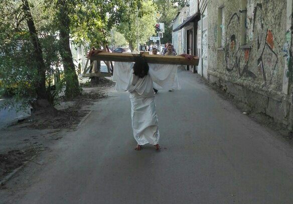 Пермский художник гулял по улице в образе распятого на кресте Иисуса Христа