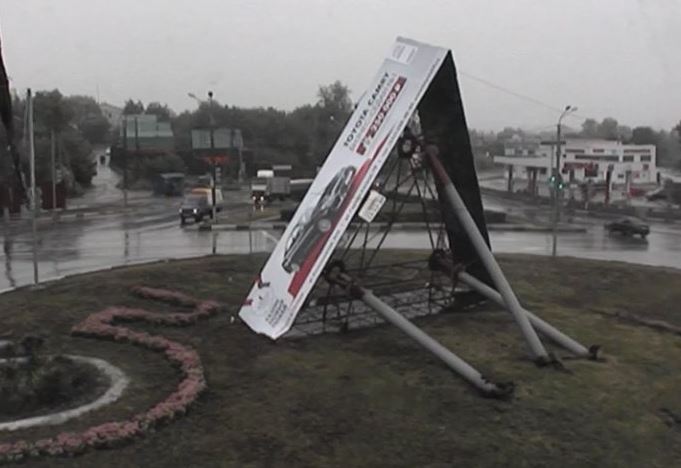 В Перми на Шоссе Космонавтов ветер опрокинул рекламный щит