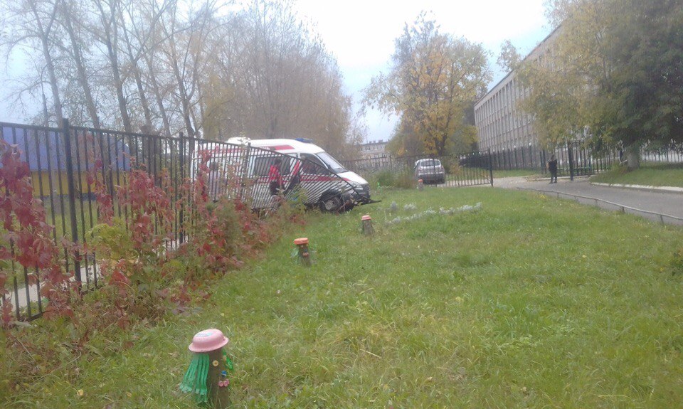 ​В Пермском крае машина скорой помощи протаранила забор медколледжа