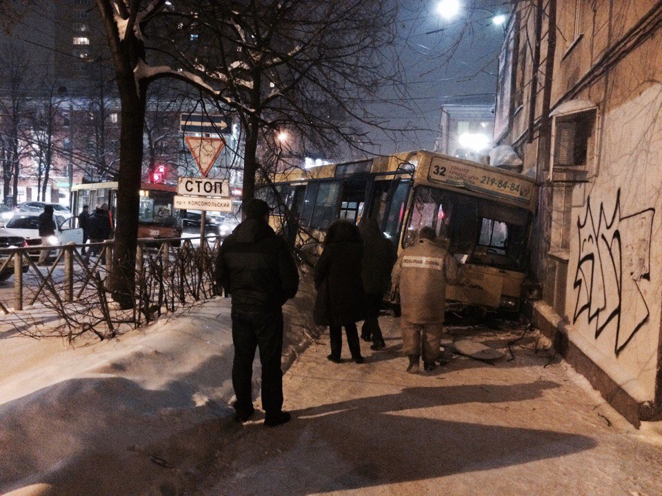 В центре Перми маршрутный автобус столкнулся с троллейбусом и врезался в жилой дом