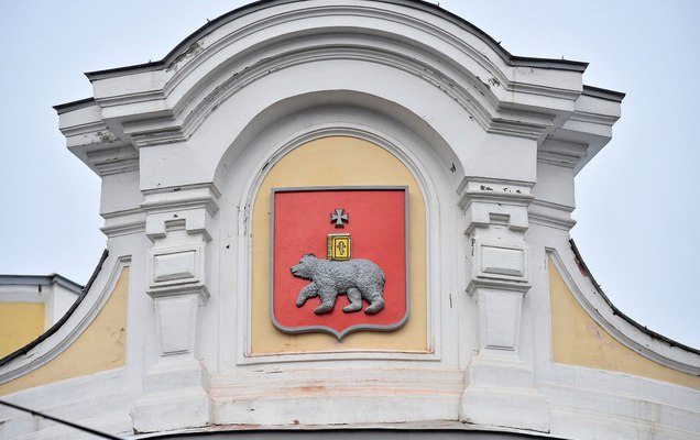На здании Пушкинской библиотеки появился герб Перми