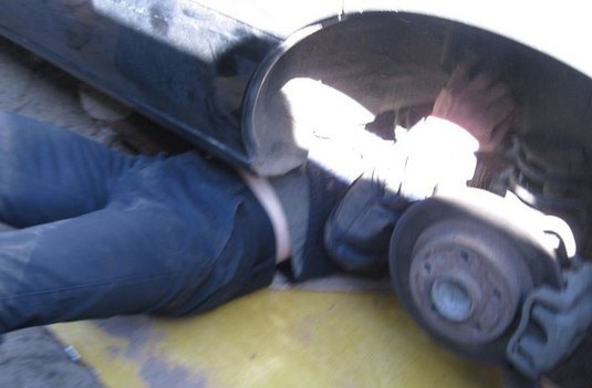 В Прикамье мужчину придавило легковым автомобилем