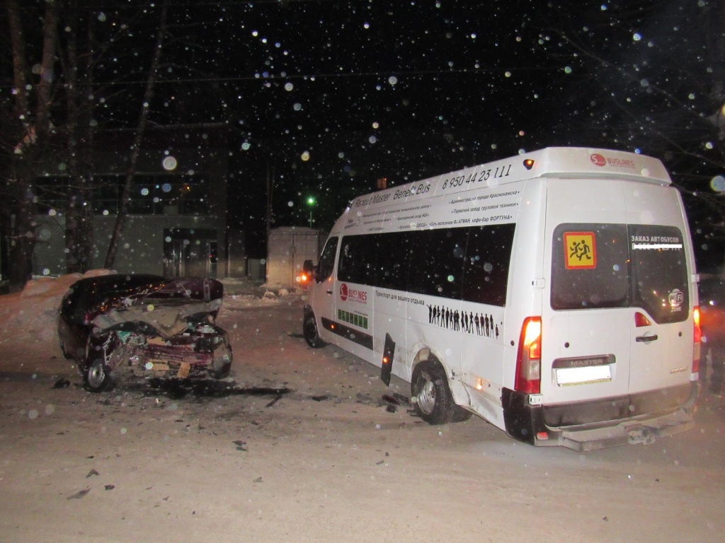 В Краснокамске «ВАЗ» столкнулся с автобусом. Три человека пострадали