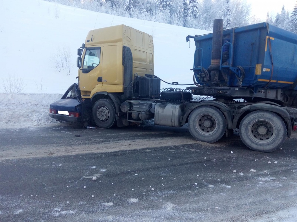 ​В ДТП с фурой в Пермском крае погиб водитель отечественной легковушки