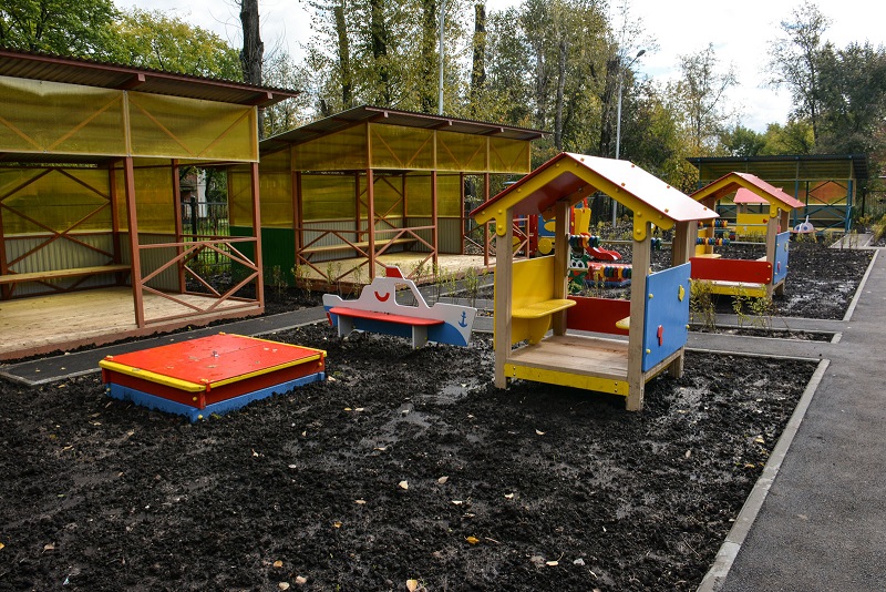 Установка детских площадок – самый популярный дополнительный вид работ по благоустройству дворов в Пермском крае