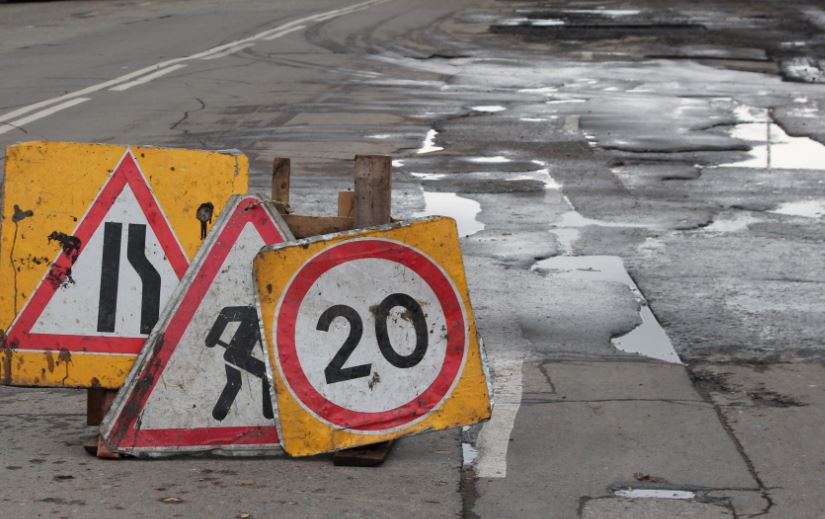 Яму, в которую угодил автомобиль Олега Газманова на трассе в Пермском крае, оперативно залатали