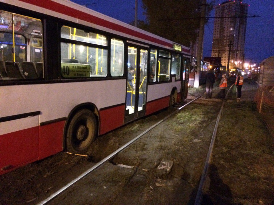 В Перми водитель автобуса застряла на трамвайных путях, объезжая закрытый участок дороги