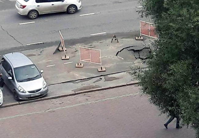 В центре Перми на улице Ленина провалился асфальт