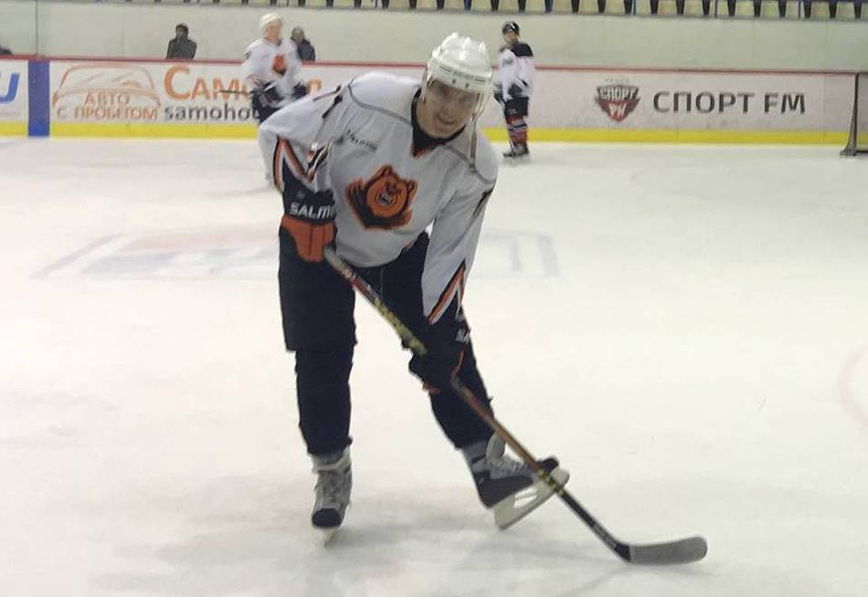 Денис Мацуев взялся за клюшку на льду дворца спорта «Молот»