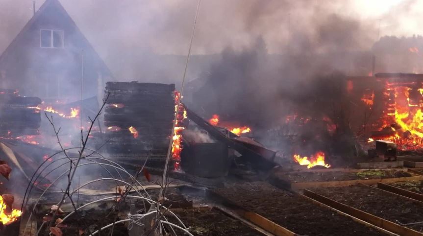 В Пермском крае ликвидировали пожар, захвативший восемь строений