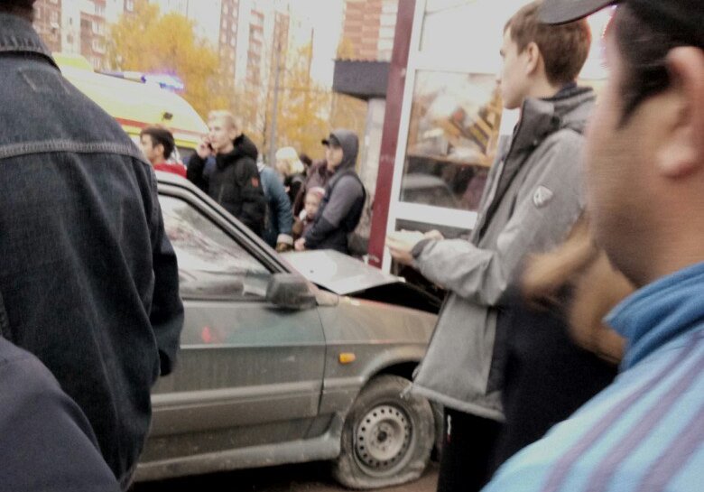 В Перми автомобиль врезался в остановку: пострадал подросток