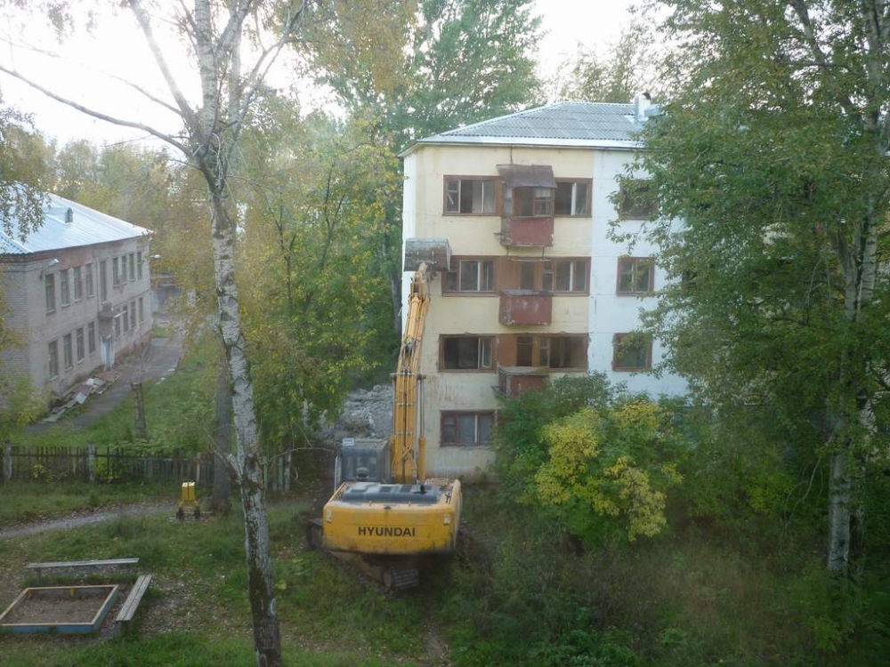 На неогороженной территории в Пермском крае начали снос жилого дома – рядом детский сад