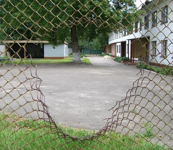 Прокуратура Добрянки усмотрела угрозу терроризма через дыру в школьном заборе