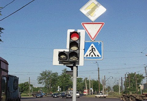 На «проблемном» участке дороги начал работать новый светофор