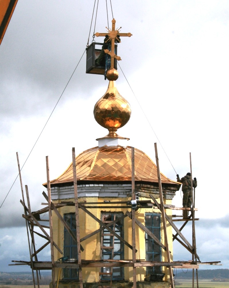 Нефтяники помогли установить новые купола на храме в  Кунгурском районе