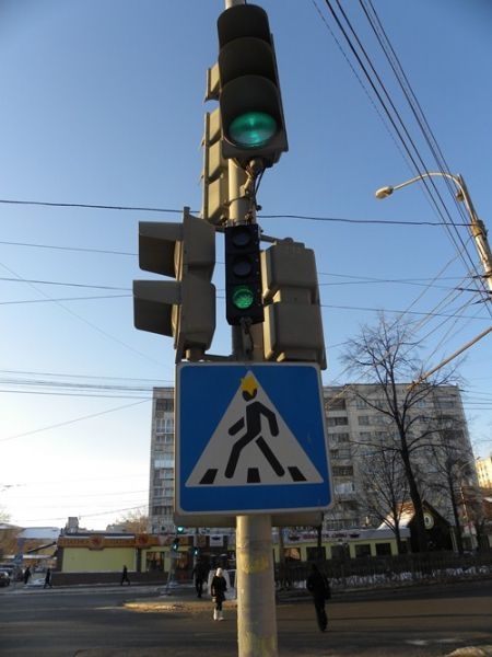 С целью снижения аварийности в Перми установили мини-светофоры «дублеры»