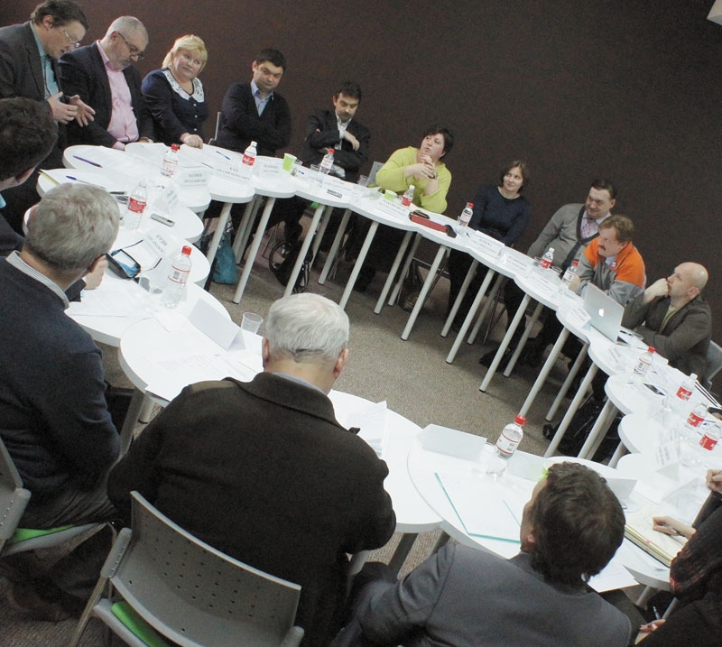 По залам не разгуляешься 