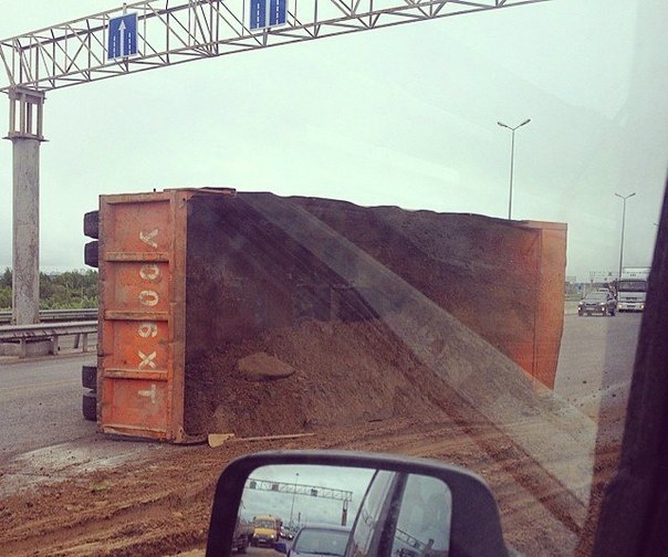 В Перми перевернулся грузовик с песком