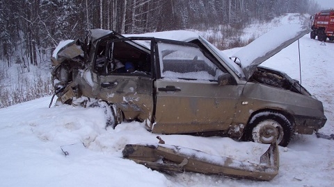 В Пермском крае легковой автомобиль столкнулся с тремя грузовиками