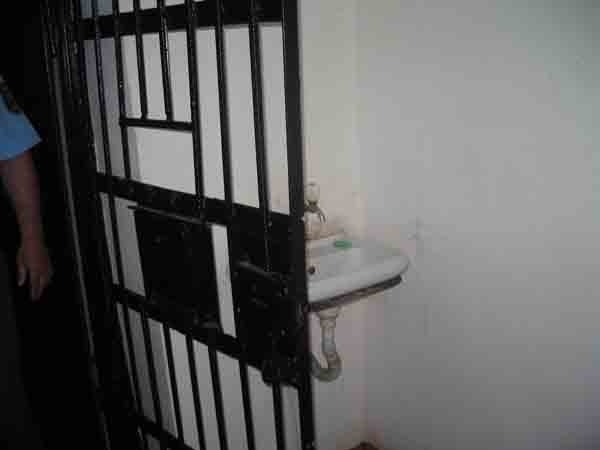 Адвокат подозреваемого в проносе муляжа бомбы во время выборов в Краснокамске пожаловался в краевую прокуратуру