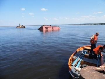 Камское речное пароходство устраняет последствия крушения баржи с солью