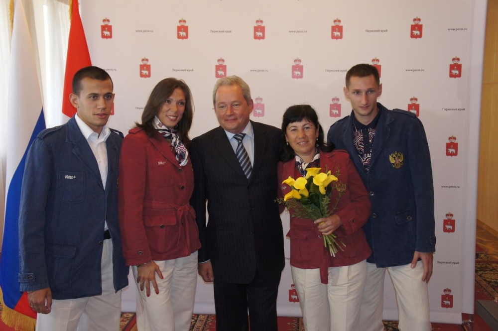 Анастасия Капачинская получила из рук Виктора Басаргина ключи от квартиры. ФОТО