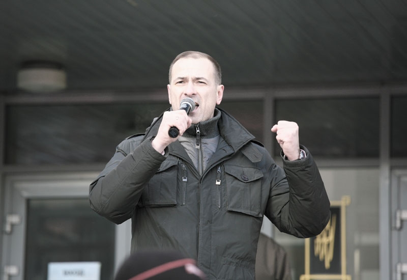 Слева молот, справа серп