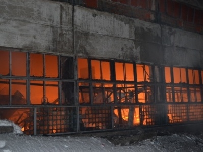 В Перми на улице Мира сгорел не эксплуатируемый металлический павильон