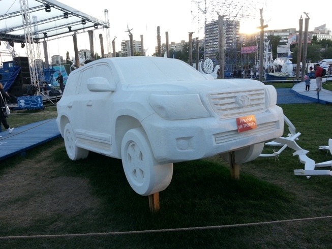 Сотрудники «Белых ночей» пытались продать пенопластовые скульптуры