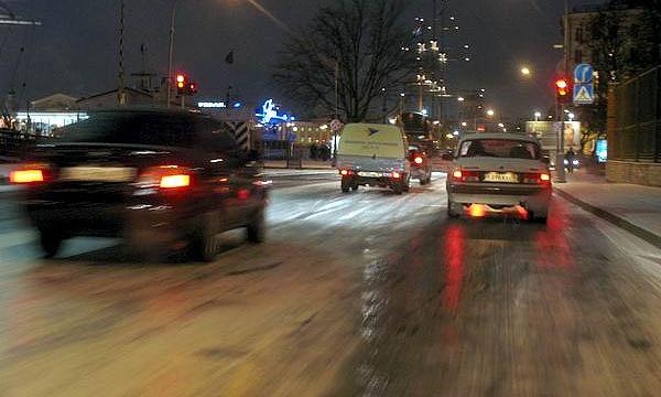 Пермским автомобилистам советуют быть осторожнее на дорогах в связи с меняющимися погодными условиями